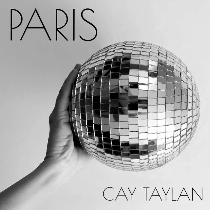Paris Musik von Cay Taylan, das Cover zeigt eine Hand auf der Discokugel